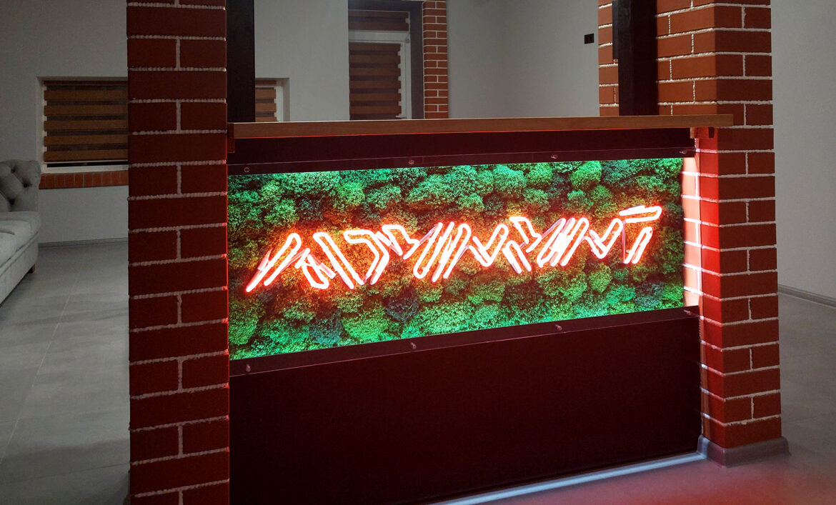 Неоновая вывеска интерьер фото