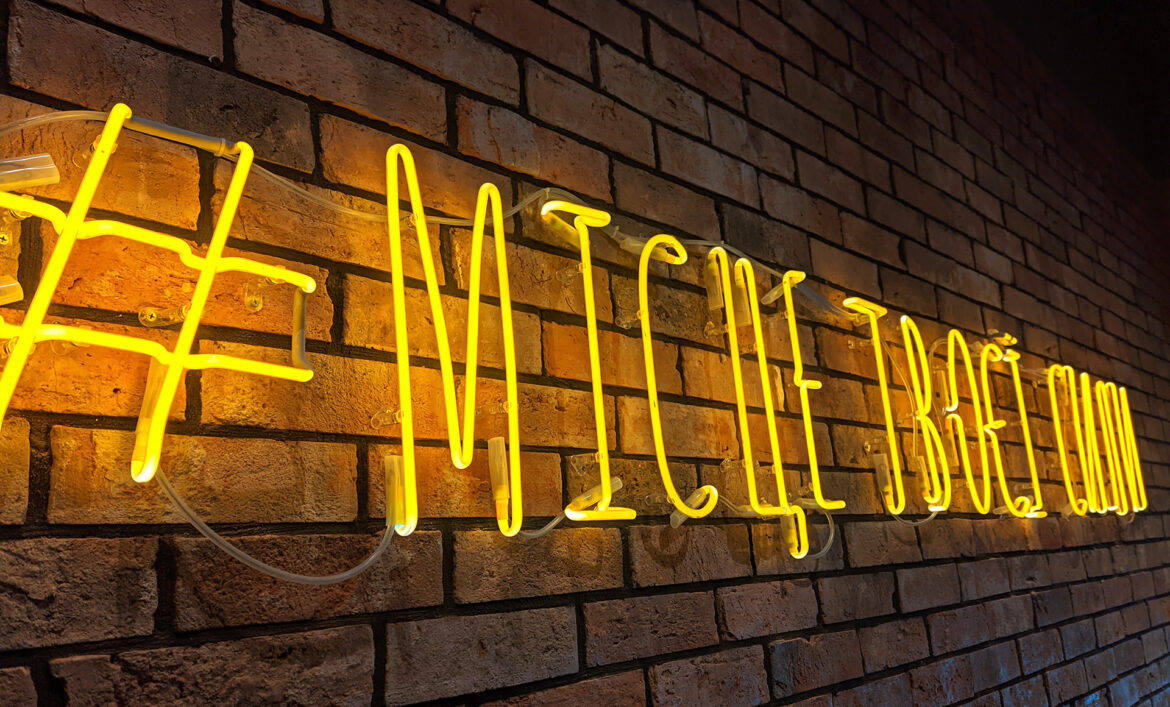 Неоновий логотип на стіні фото