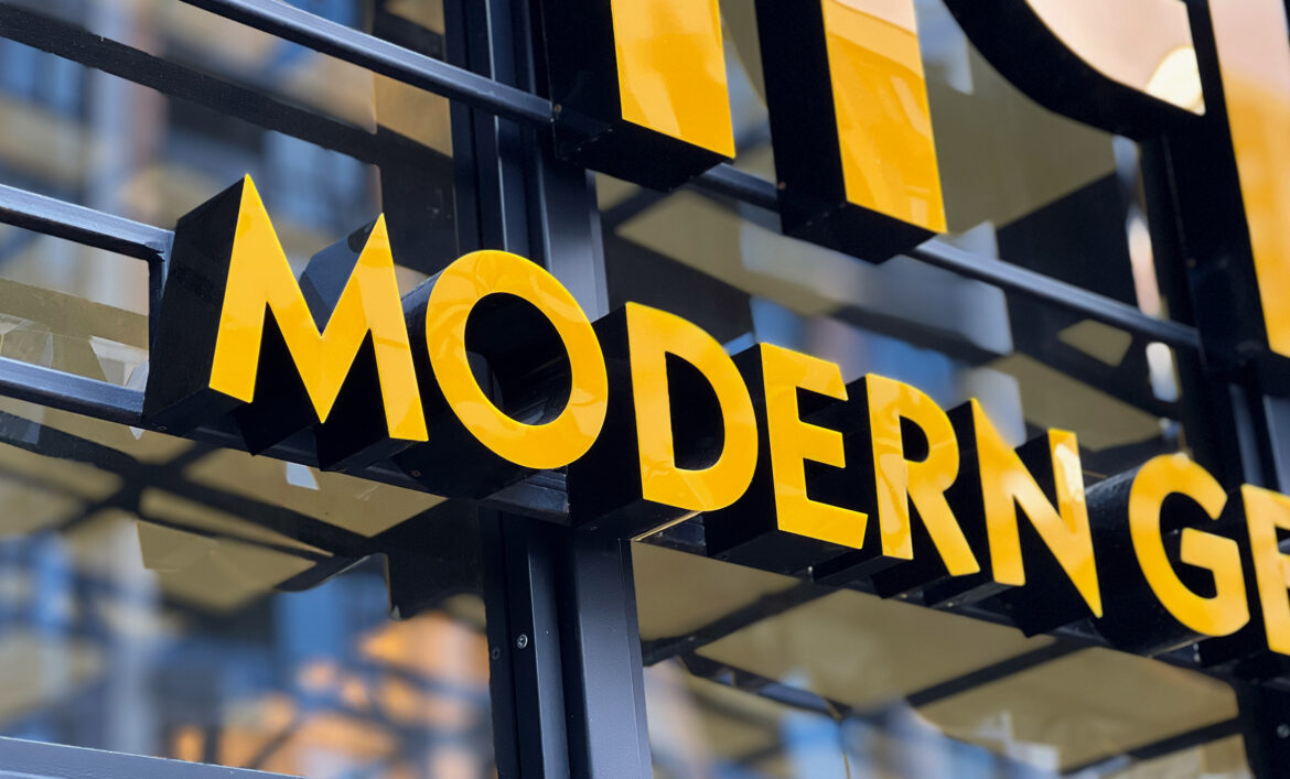 Объемная вывеска ресторана фото