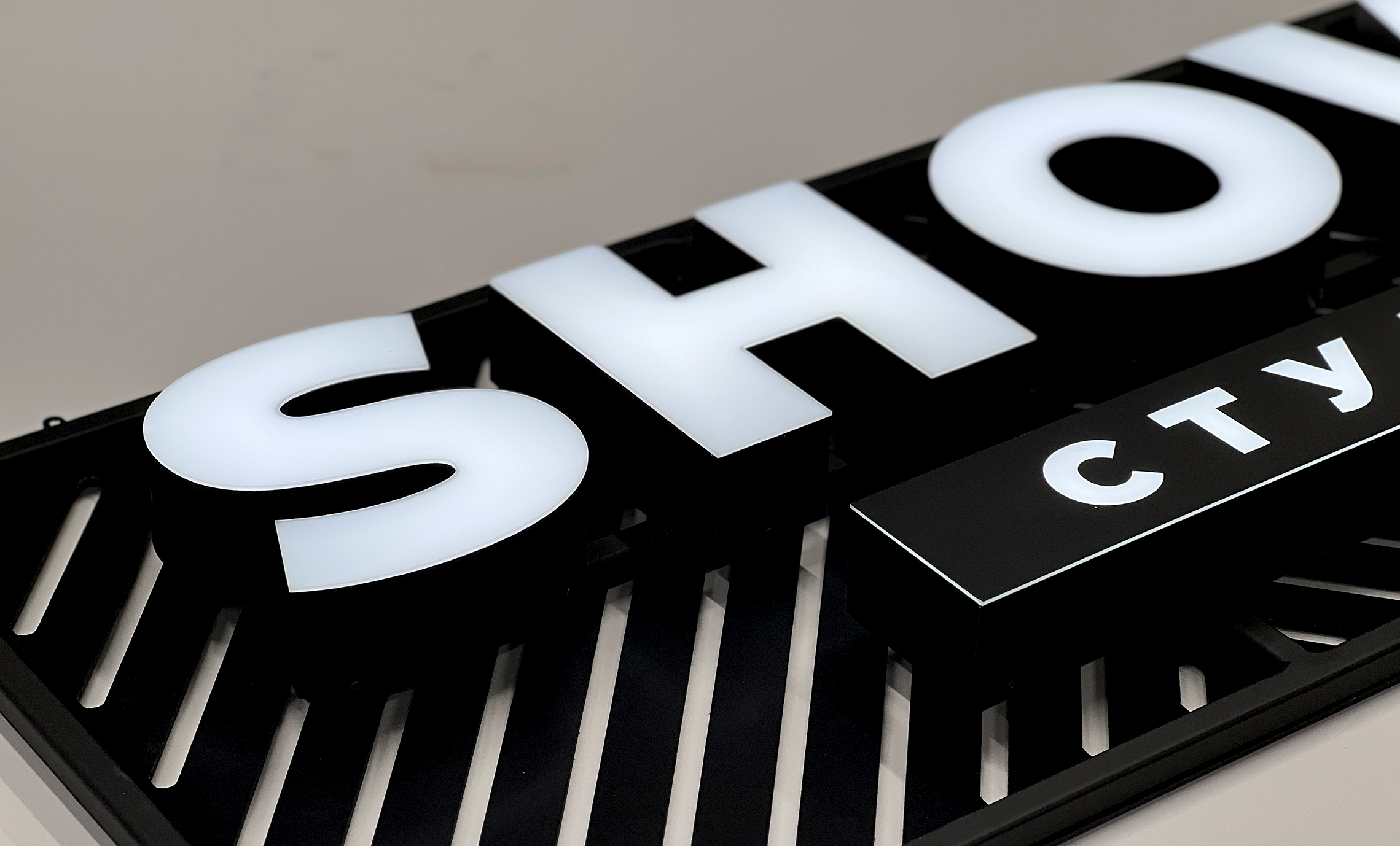 Об’ємна вивіска з підсвічуванням фото