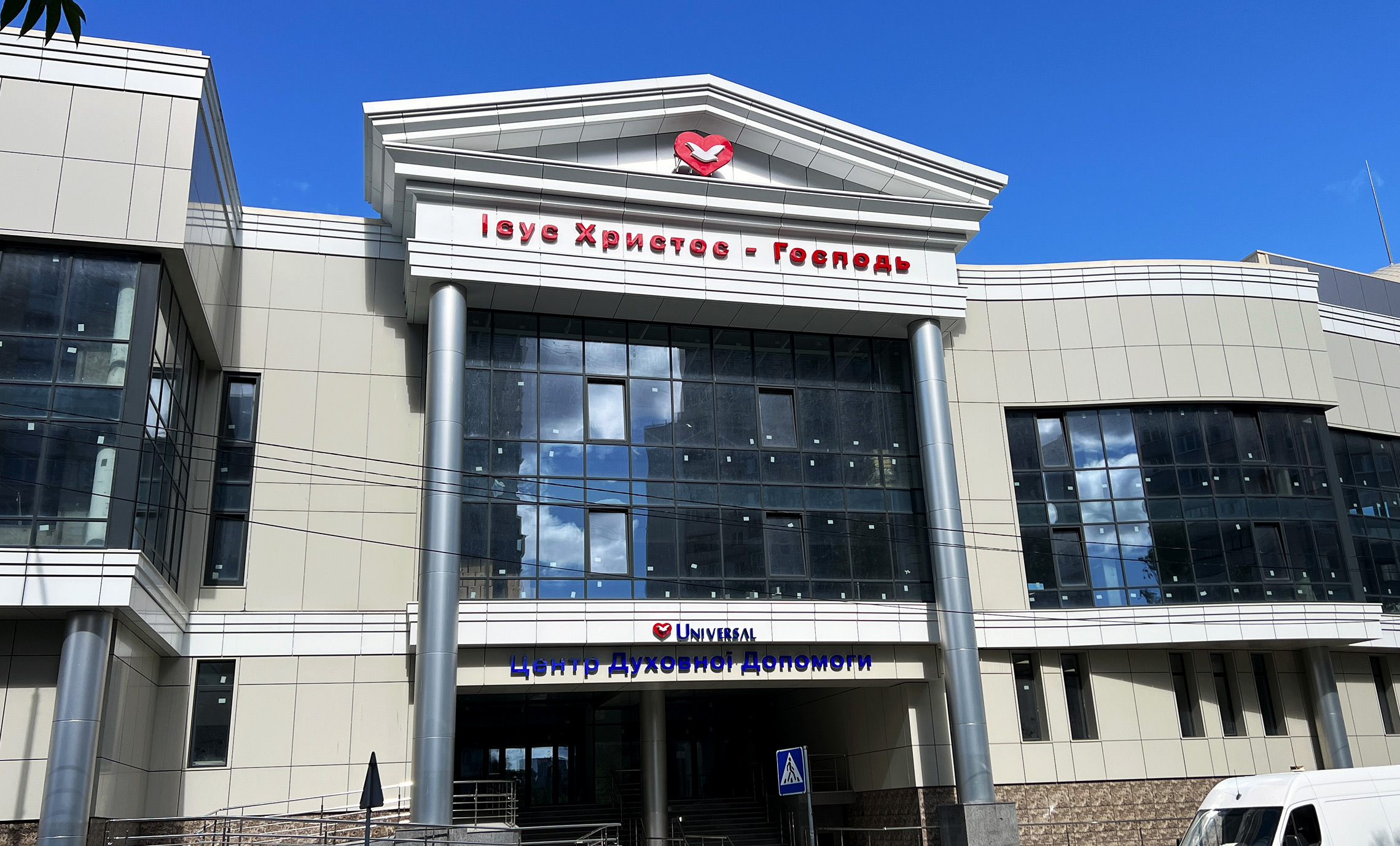 Объемные буквы на фасаде пример