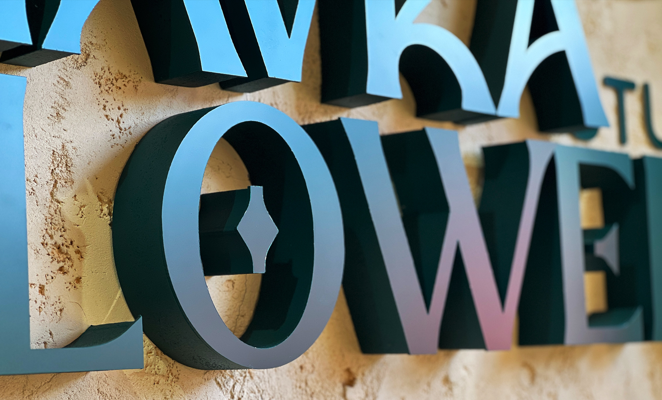 Объемный лого на ресепшн фото