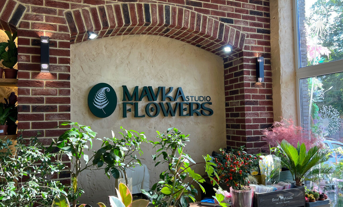 Объемный логотип для цветочной студии фото