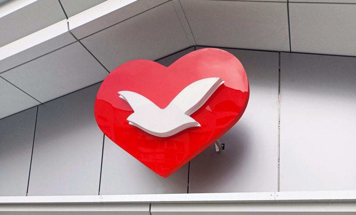 Объемный логотип на фасаде пример