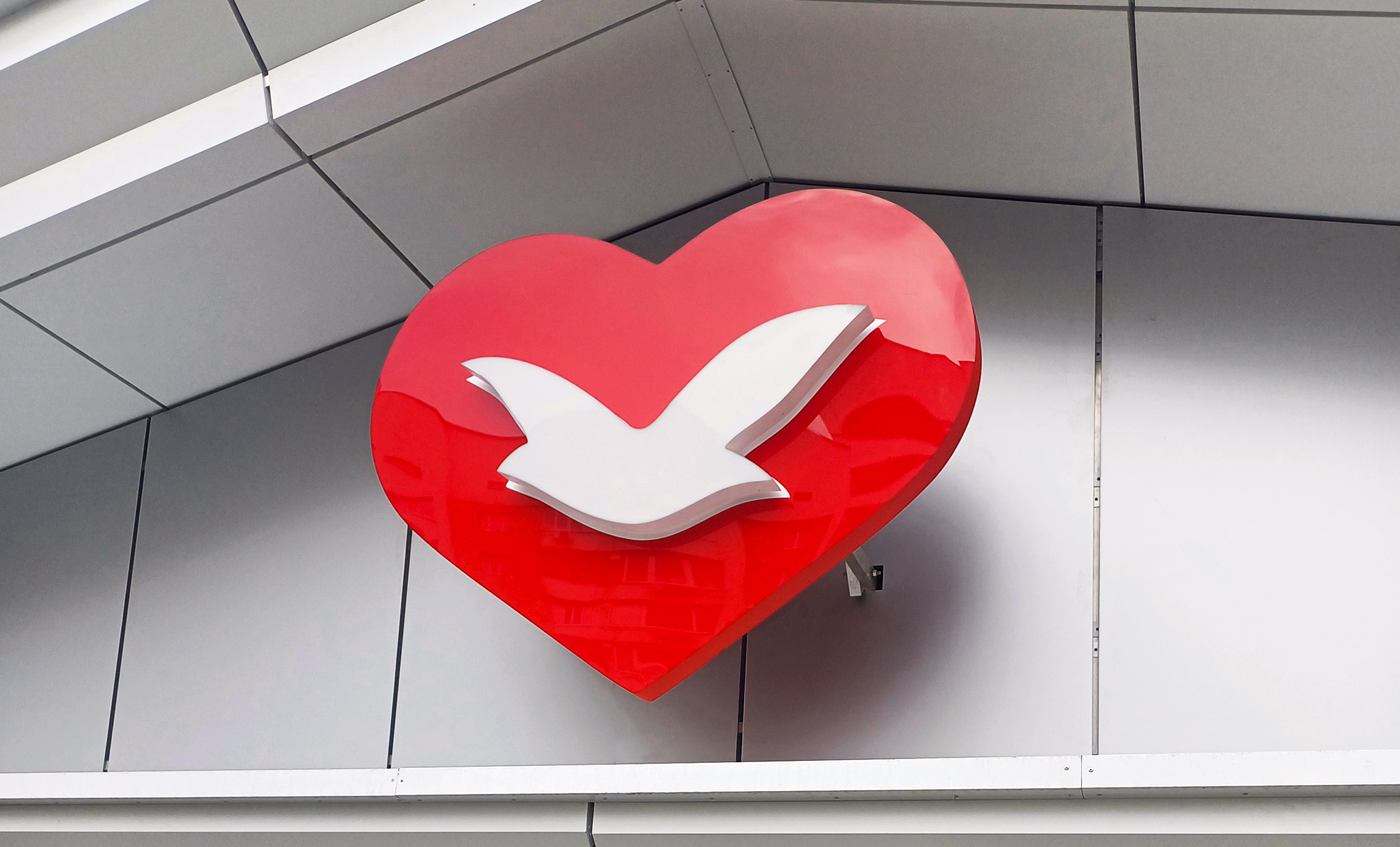 Объемный логотип на фасаде пример