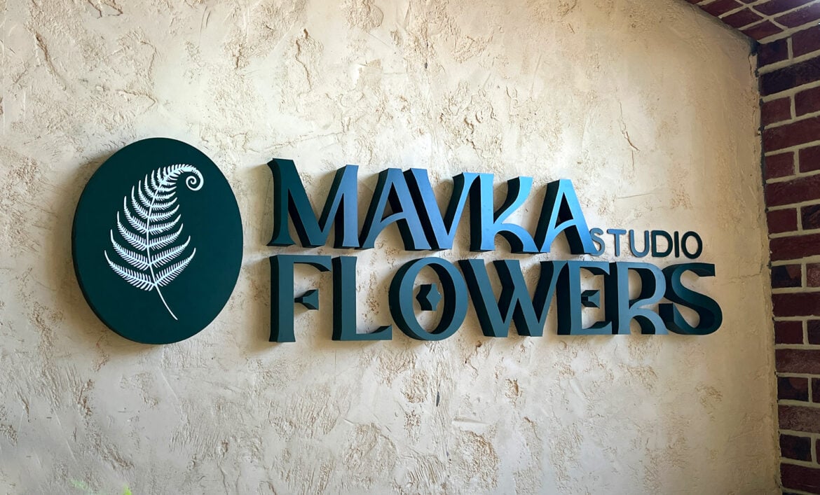 Объемный логотип в интерьере фото