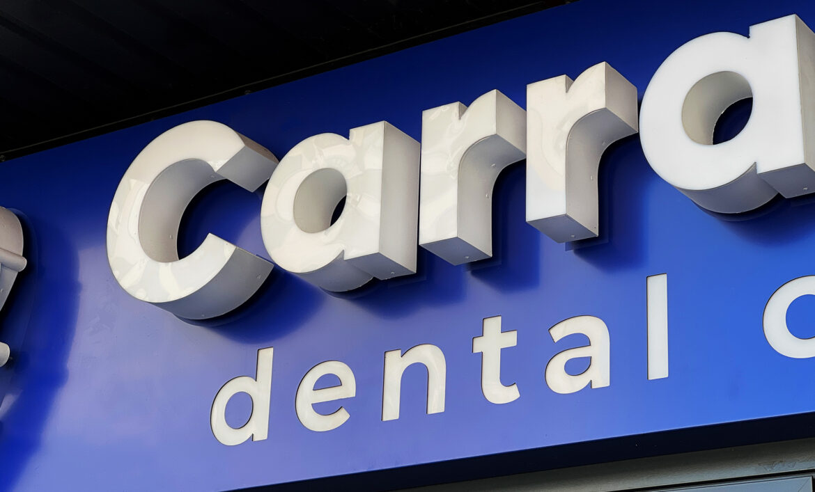 Реклама стоматології на фасаді фото