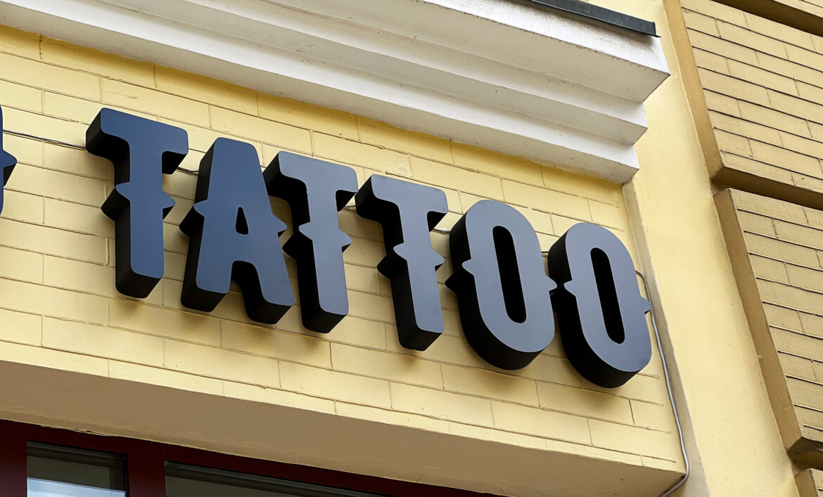 Стильна вивіска тату салону приклад