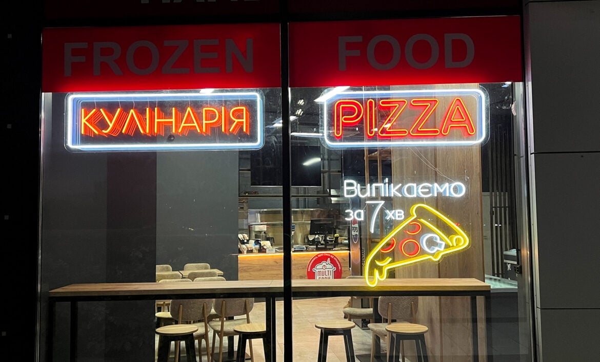 Световая реклама в окнах пример