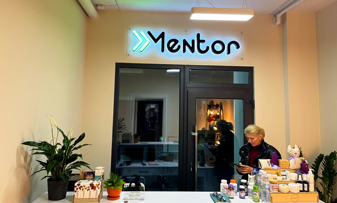 Световой лого на ресепшн пример