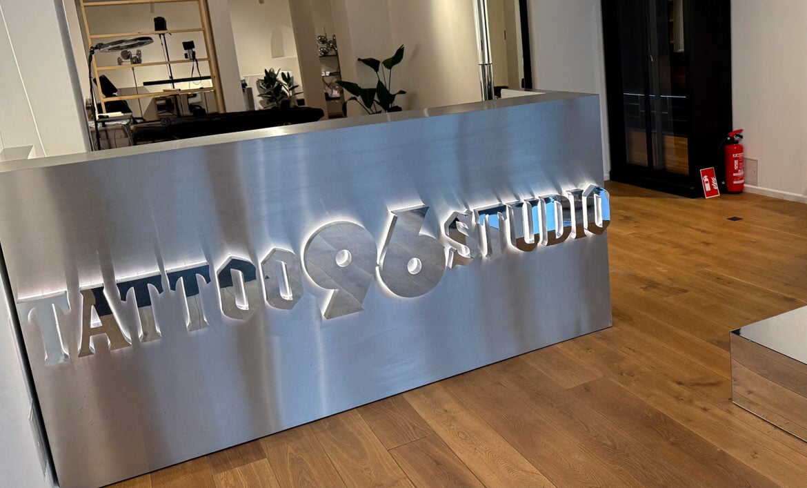 Световой логотип на ресепшн фото