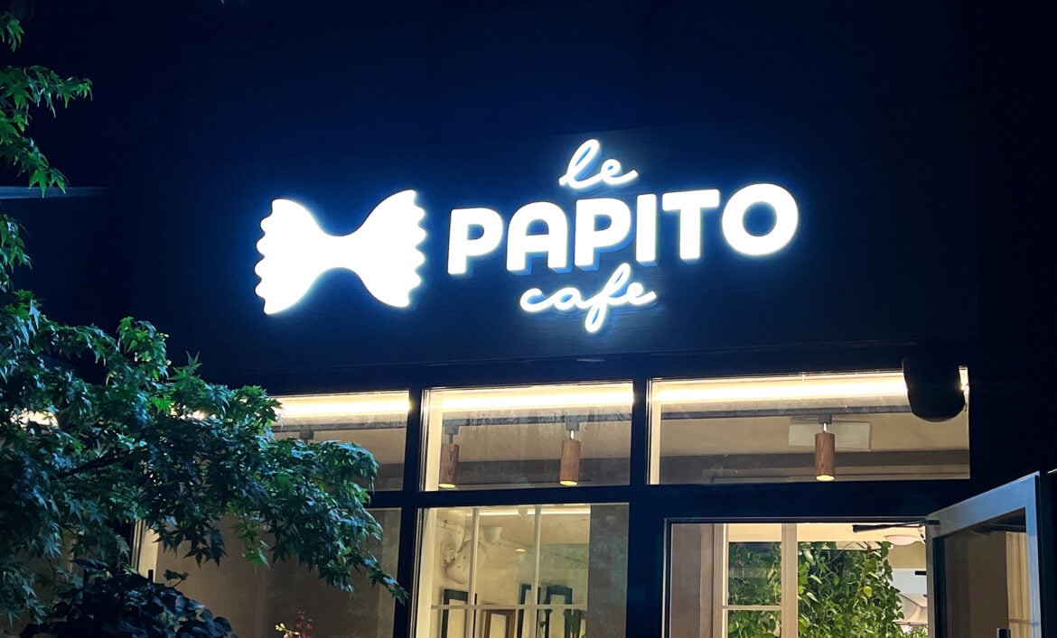 Світлові букви кафе у Києві