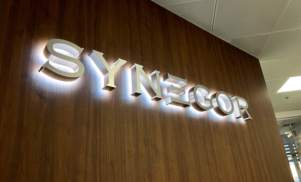 Вивіска фірми з контурним підсвічуванням фото