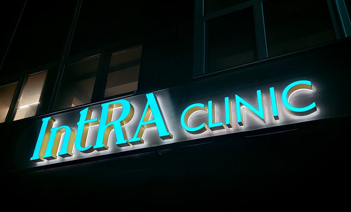 Вивіска косметолога з акрилу фото