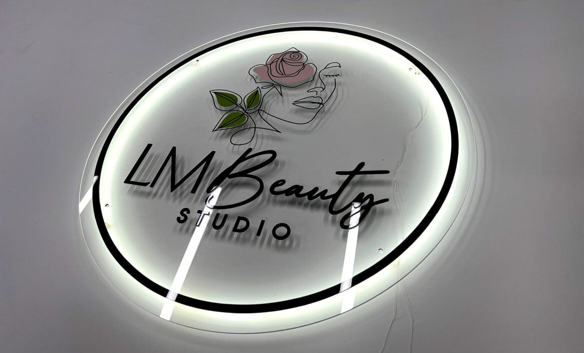 Вывеска с подсветкой для салона красоты пример