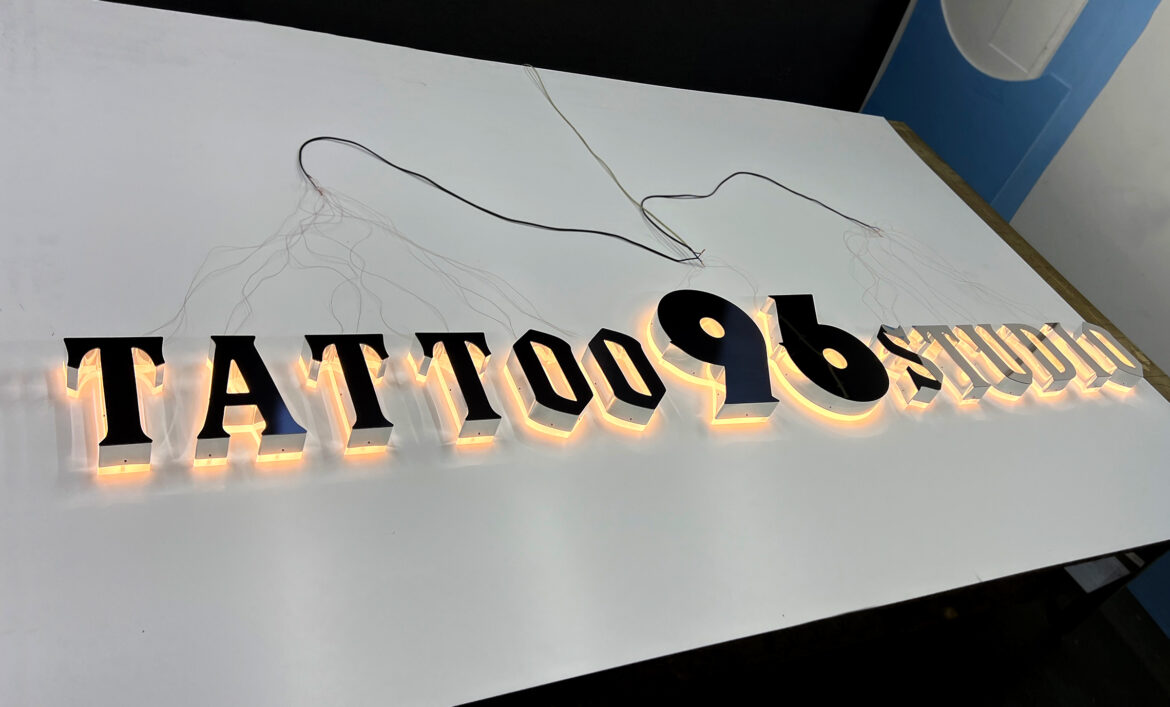 Вывеска тату из металла фото