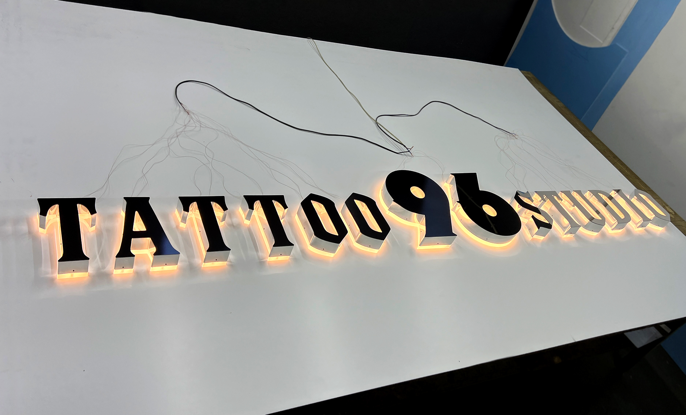 Вывеска тату из металла фото