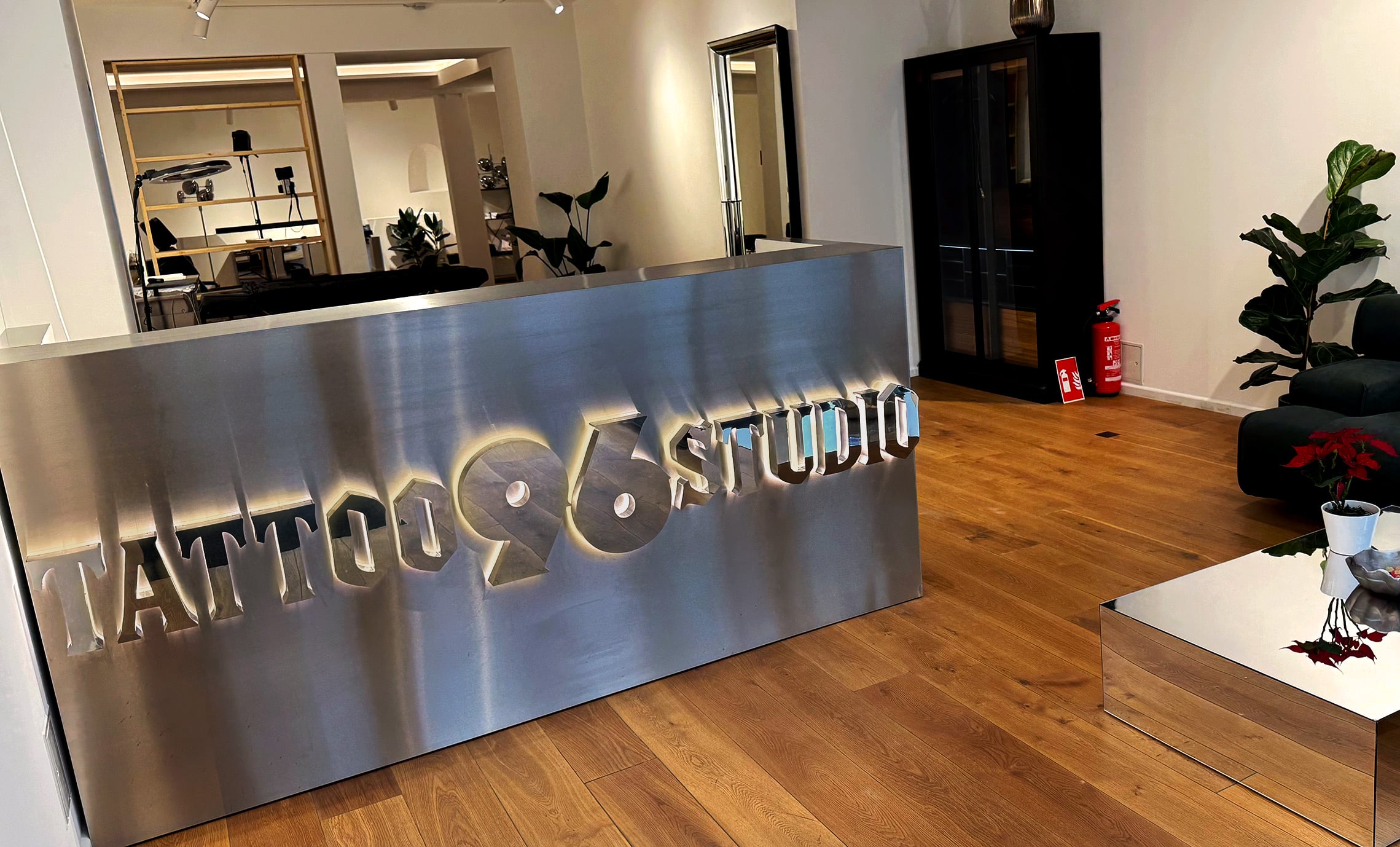 Вивіска в інтер’єрі тату салону фото