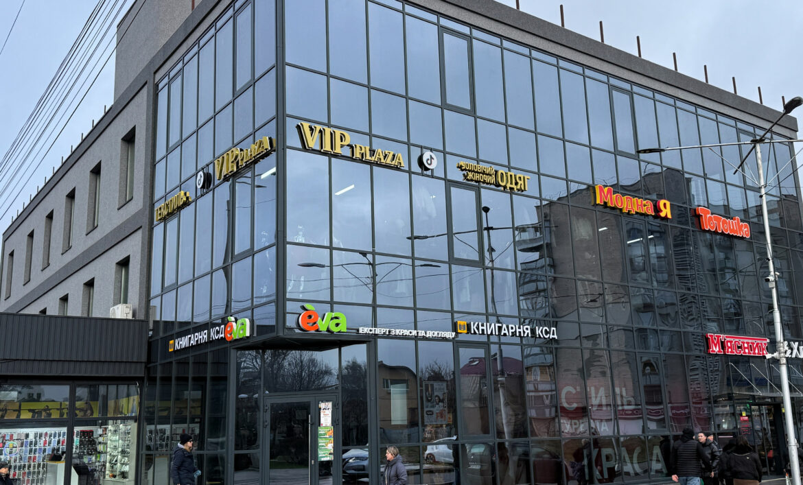 Вивіски із золотими літерами фото