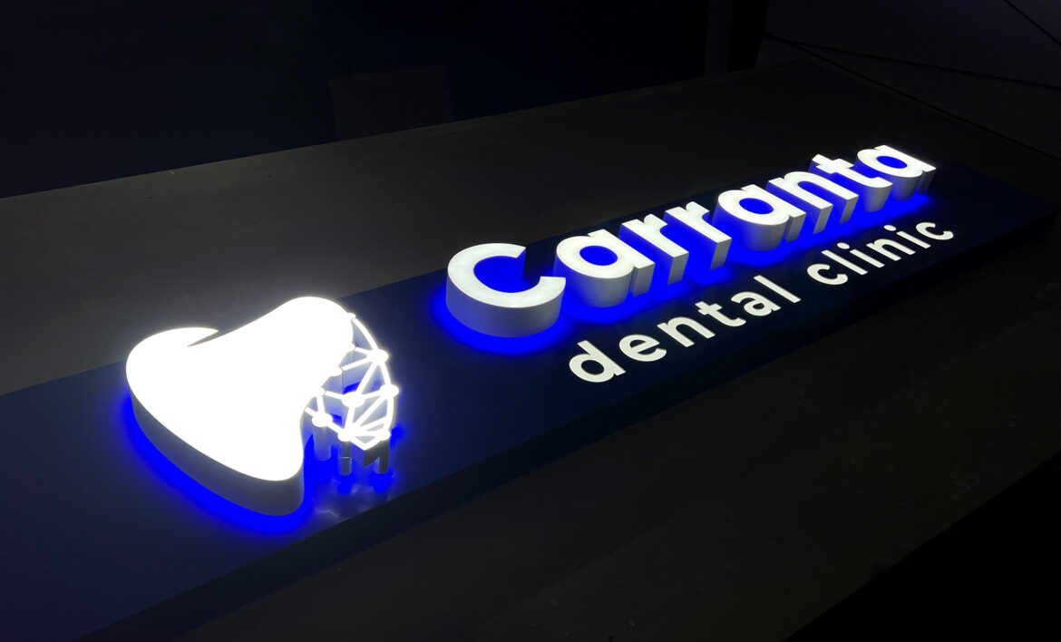 Яскрава вивіска стоматолога Київ фото