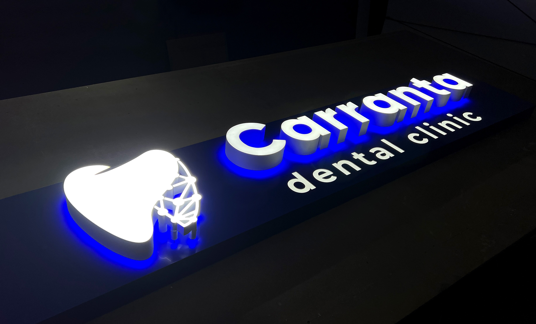 Яркая вывеска стоматолога Киев фото