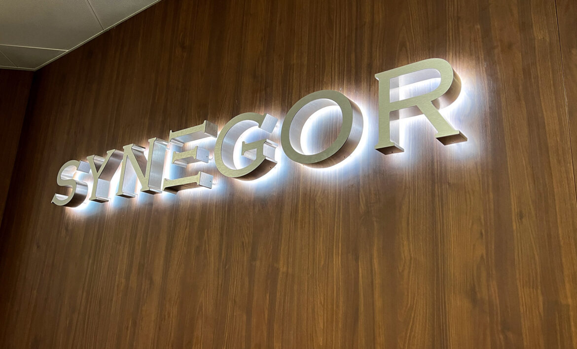 Интерьерная вывеска с контражуром фото