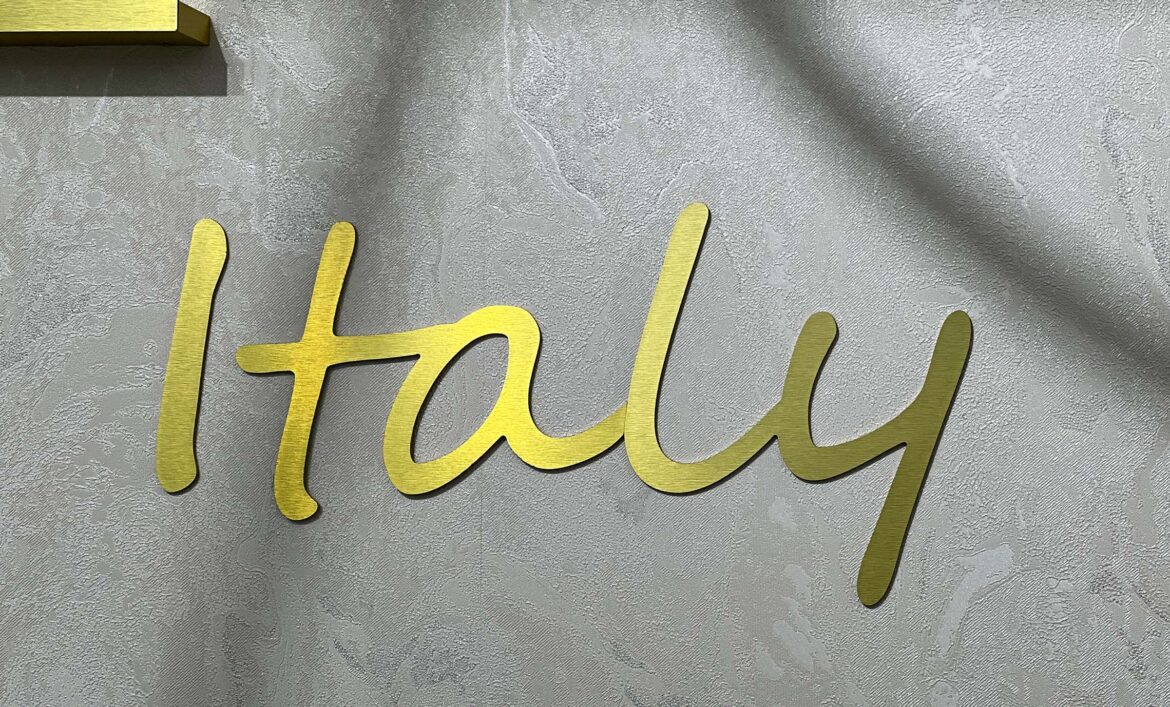 Золотая надпись на стене пример