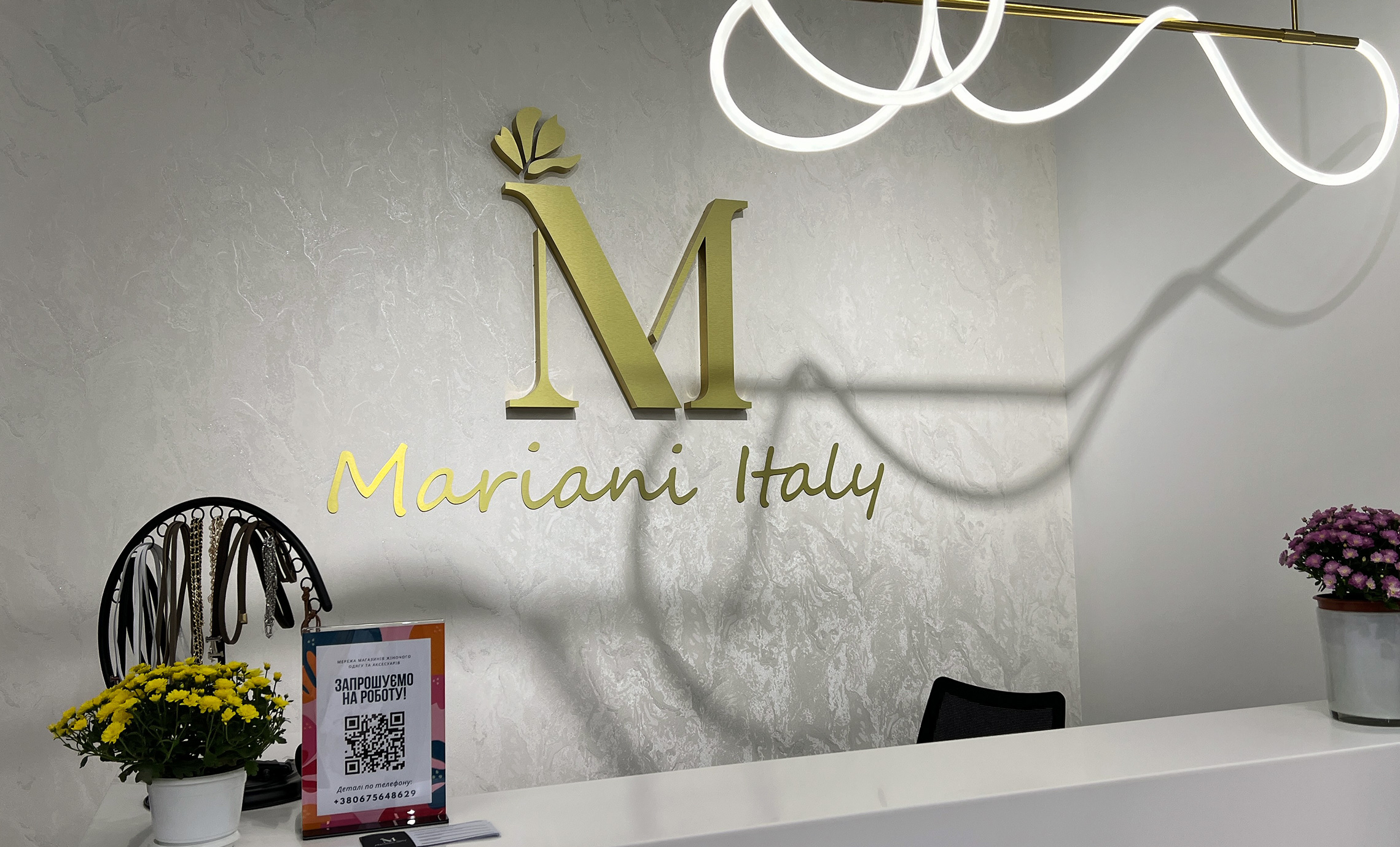 Золотой логотип на ресепшн фото