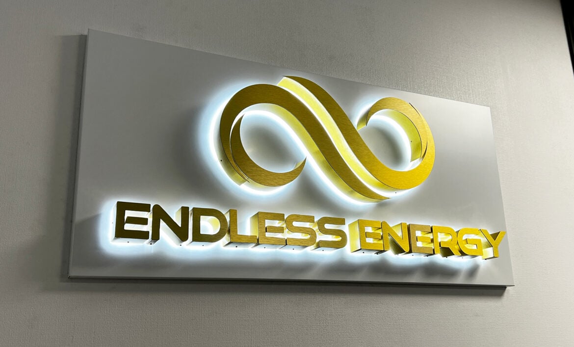 Золотой логотип на стену фото