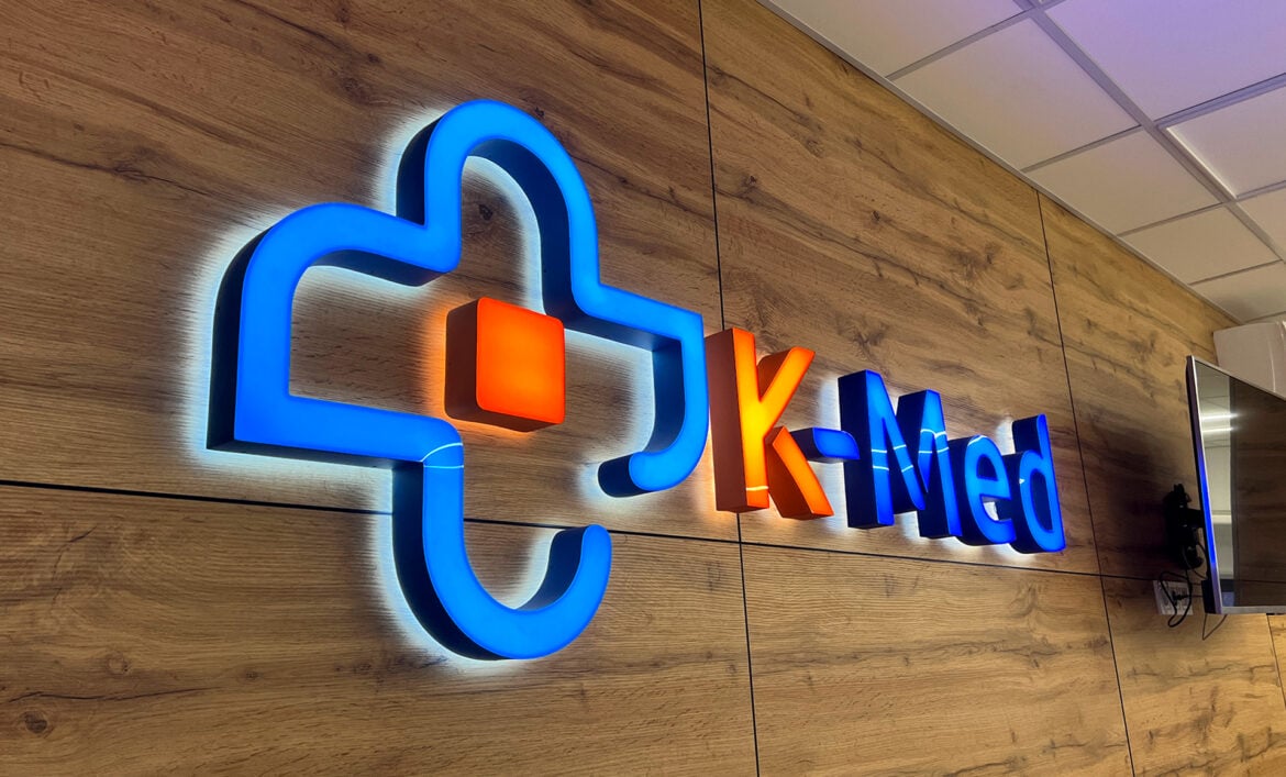 Зона ресепшн з логотипом приклад