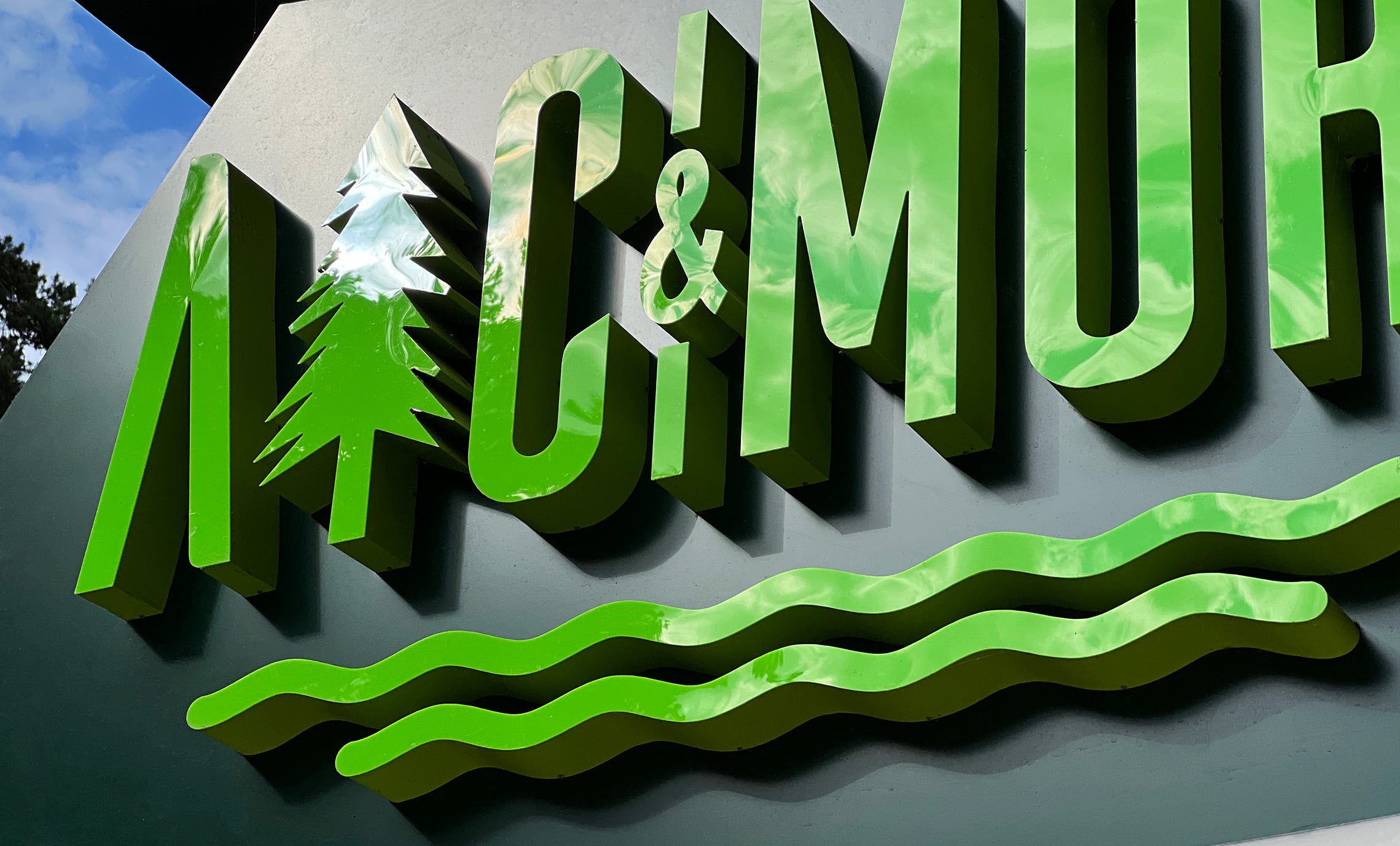 Акриловий логотип на стелі фото