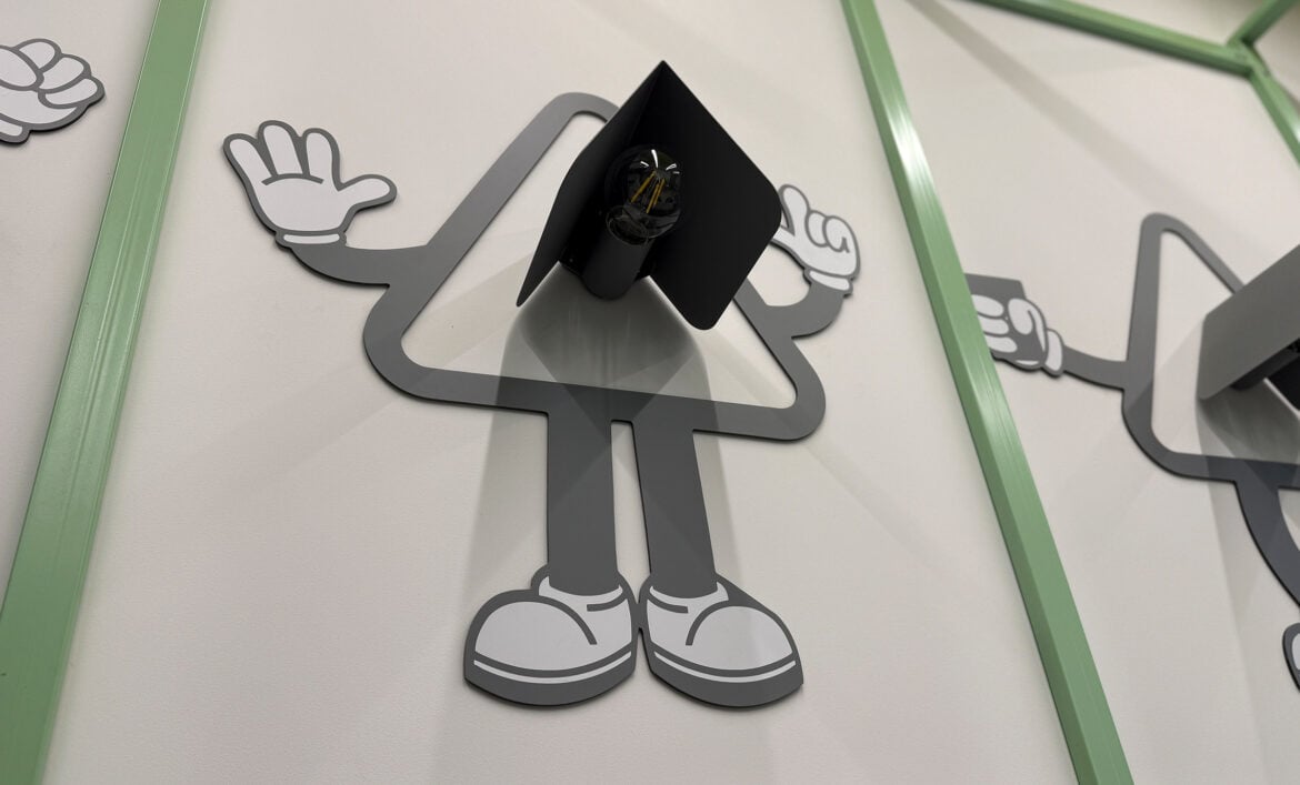 Фигурные логотипы на стене пример