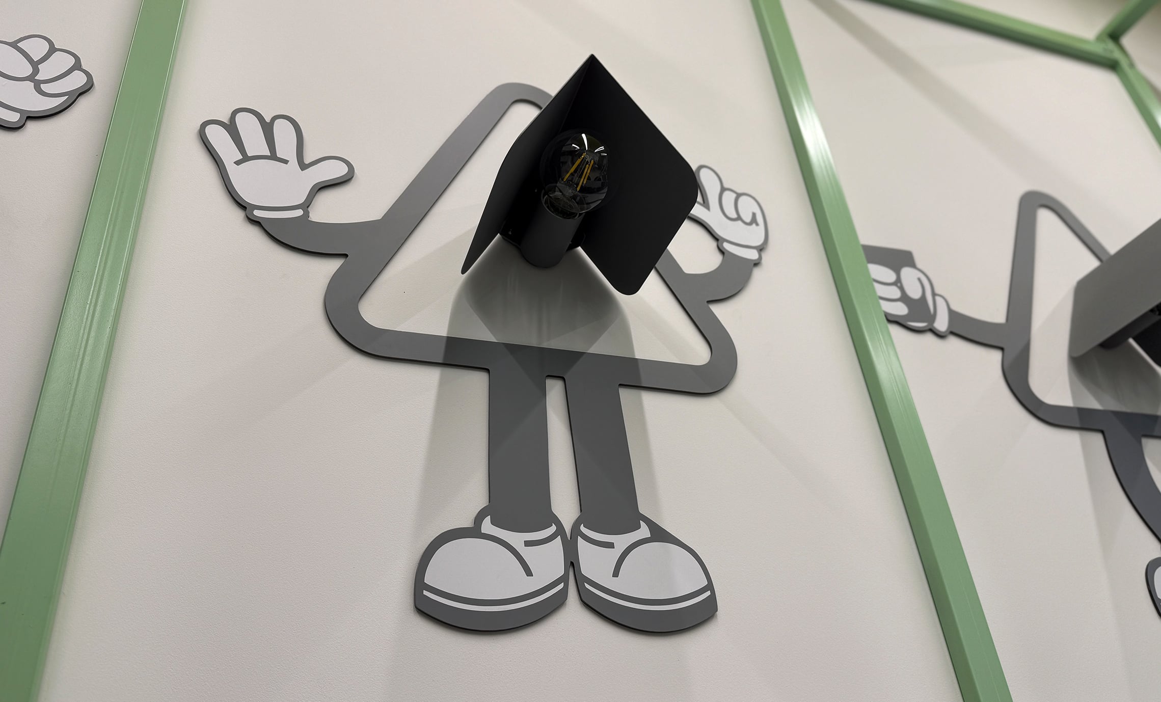 Фигурные логотипы на стене пример