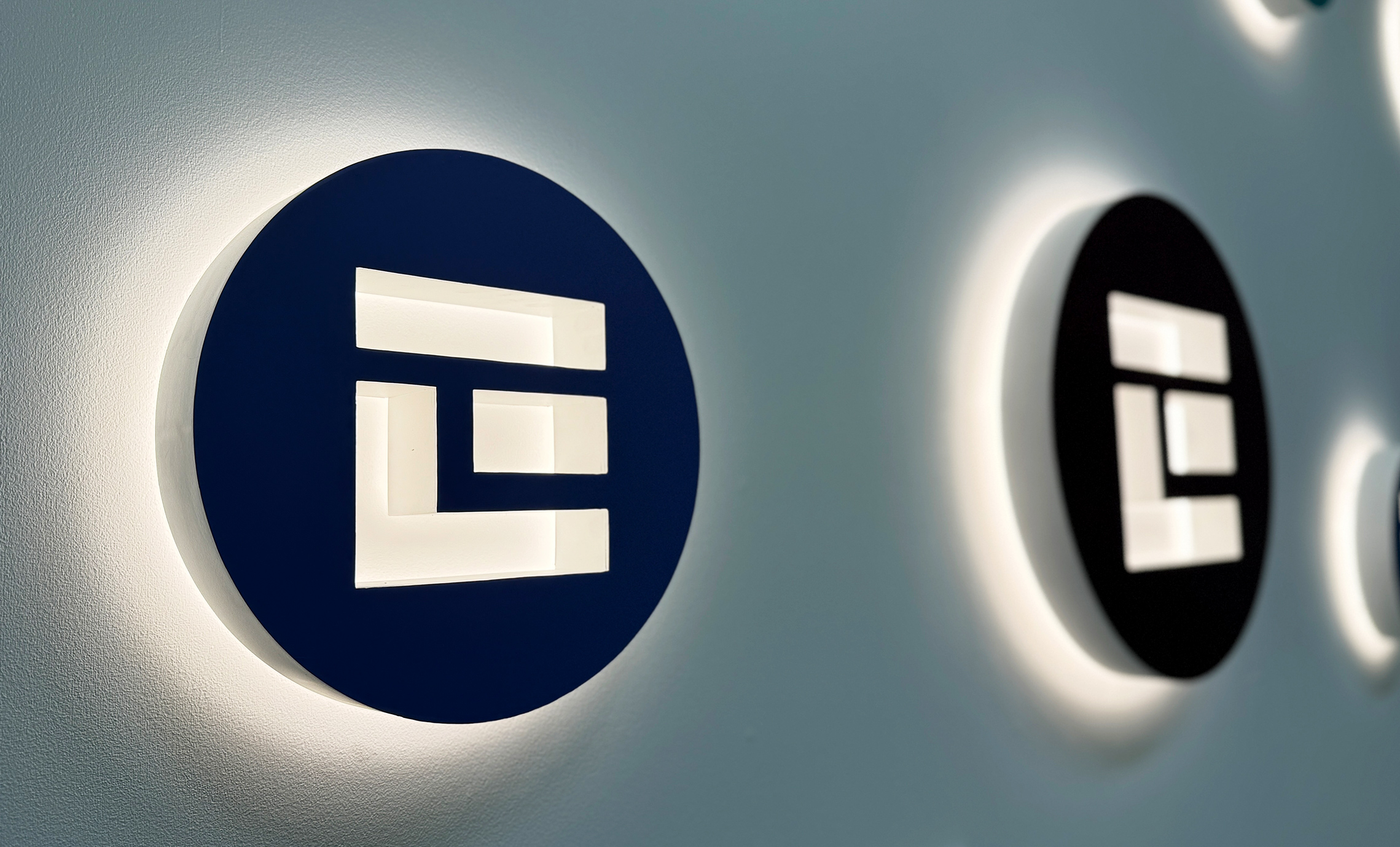 Круглі логотипи компанії з підсвічуванням фото