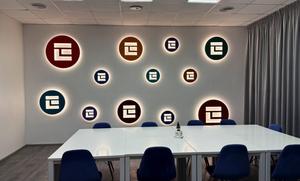 Круглі логотипи на стіні фото