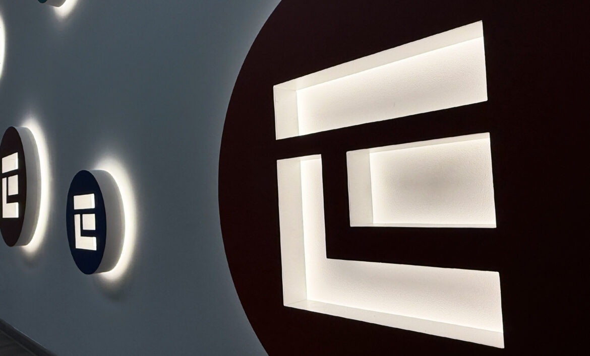 Логотип з контражуром на стіні приклад