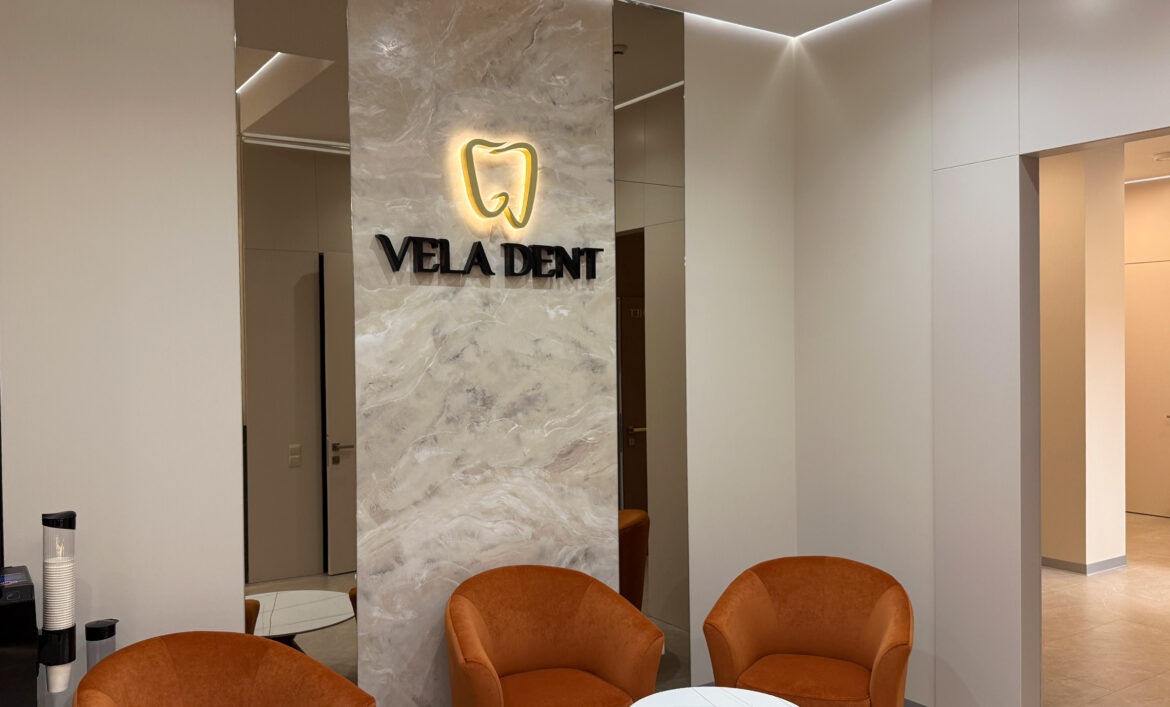 Логотип стоматології на ресепшені фото