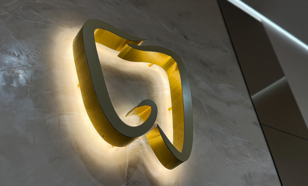 Логотип стоматології з контражурним підсвічуванням фото