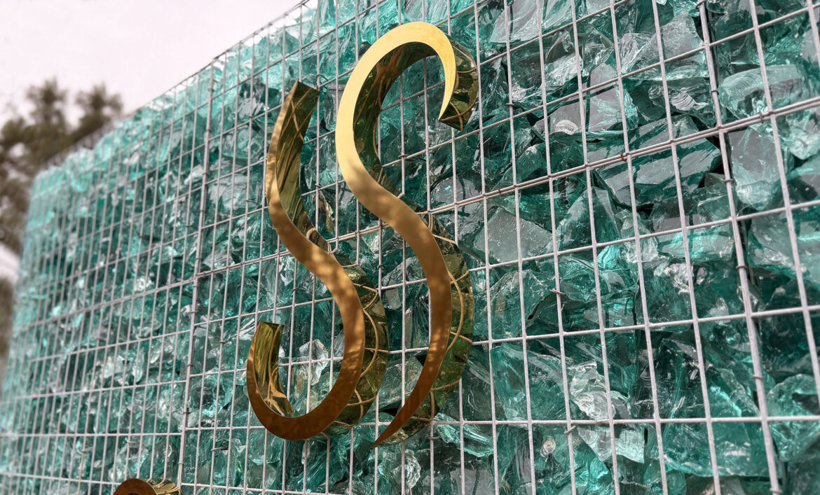 Логотип из нержавейки на габионе фото