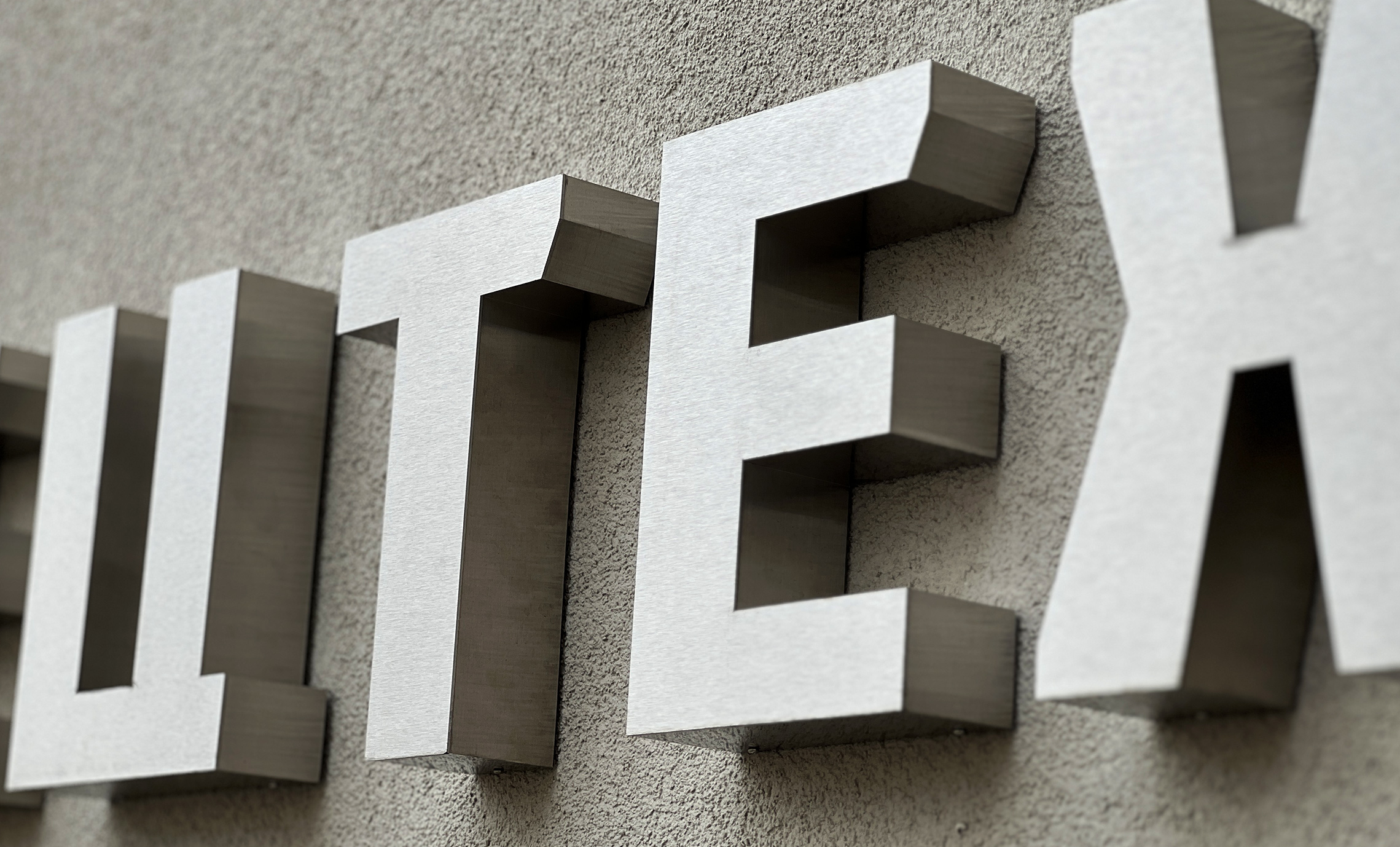 Логотип из нержавеющей стали пример