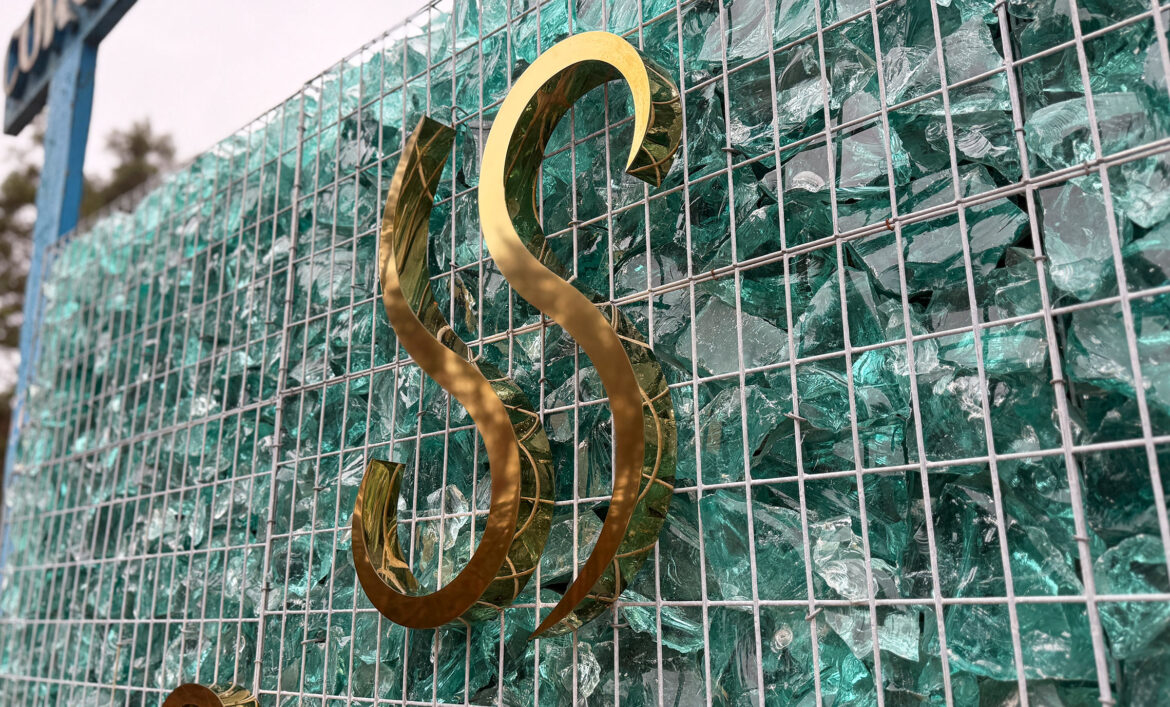 Логотип із золотої нержавійки фото