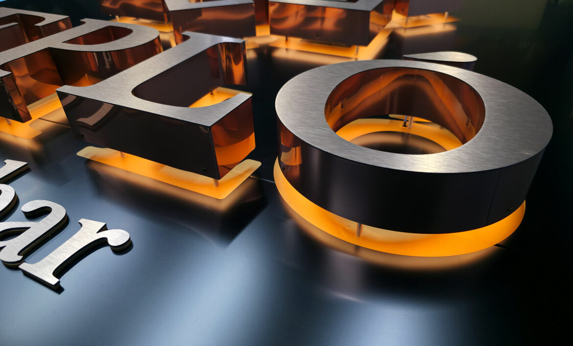 Мідна вивіска з контражурним підсвічуванням фото