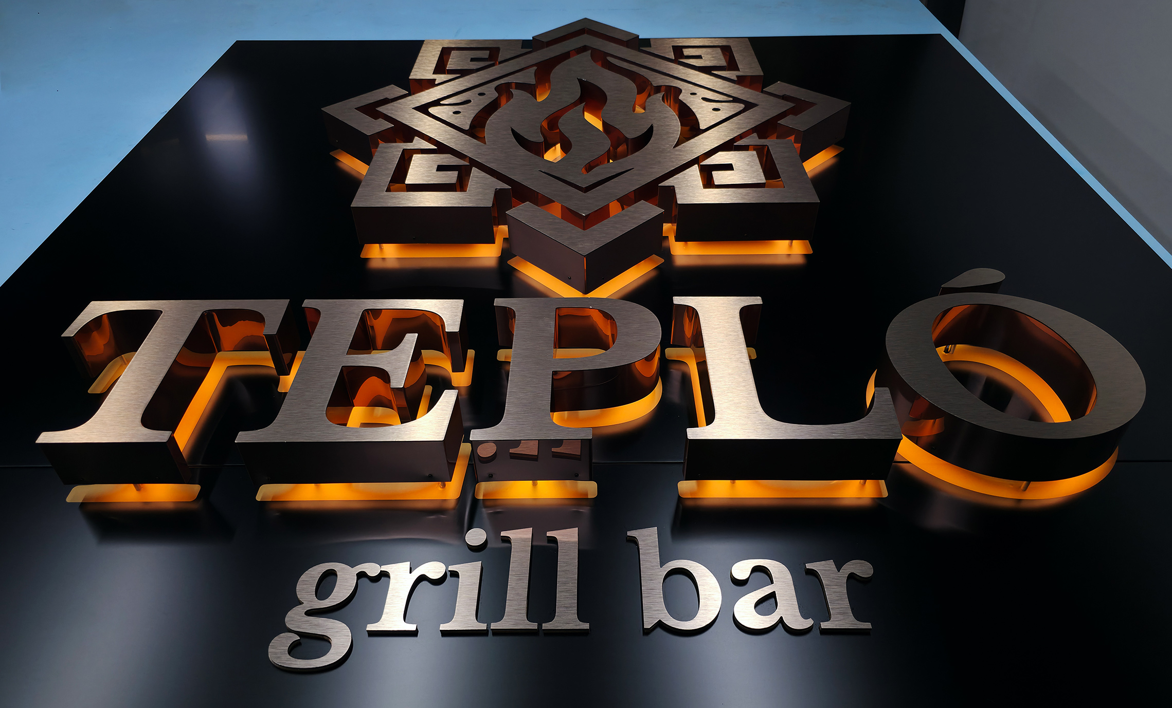 Мідна вивіска з підсвічуванням приклад