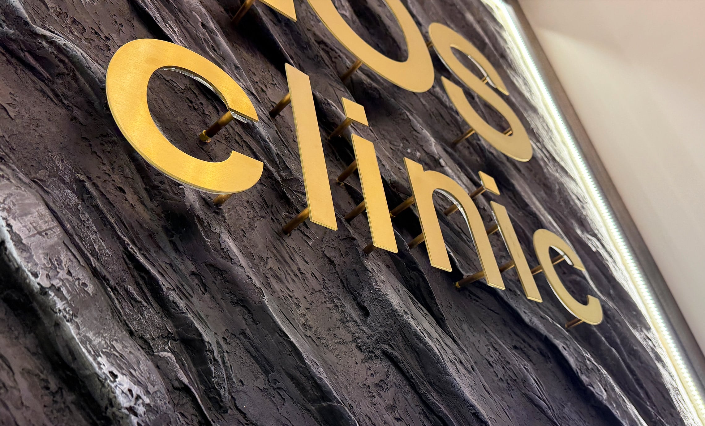 Металлические буквы для стоматологии фото