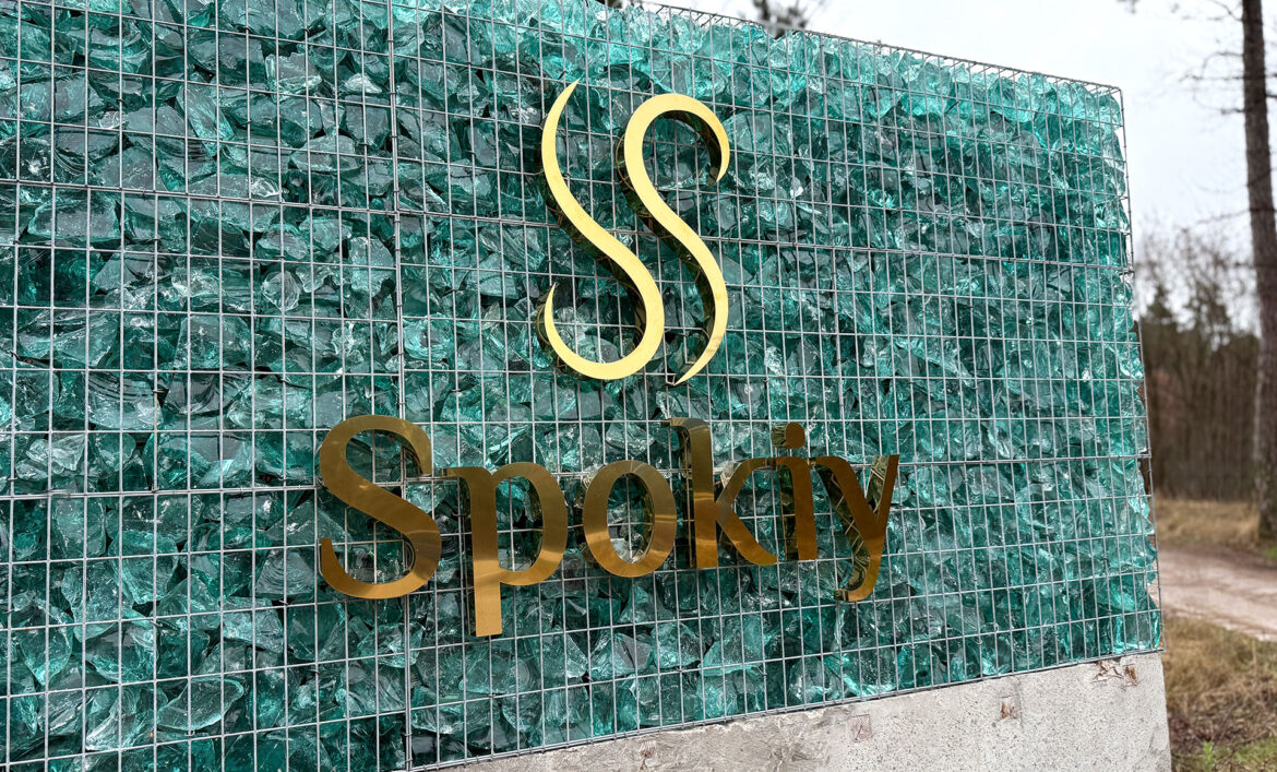 Наружная реклама гостиницы из нержавки фото