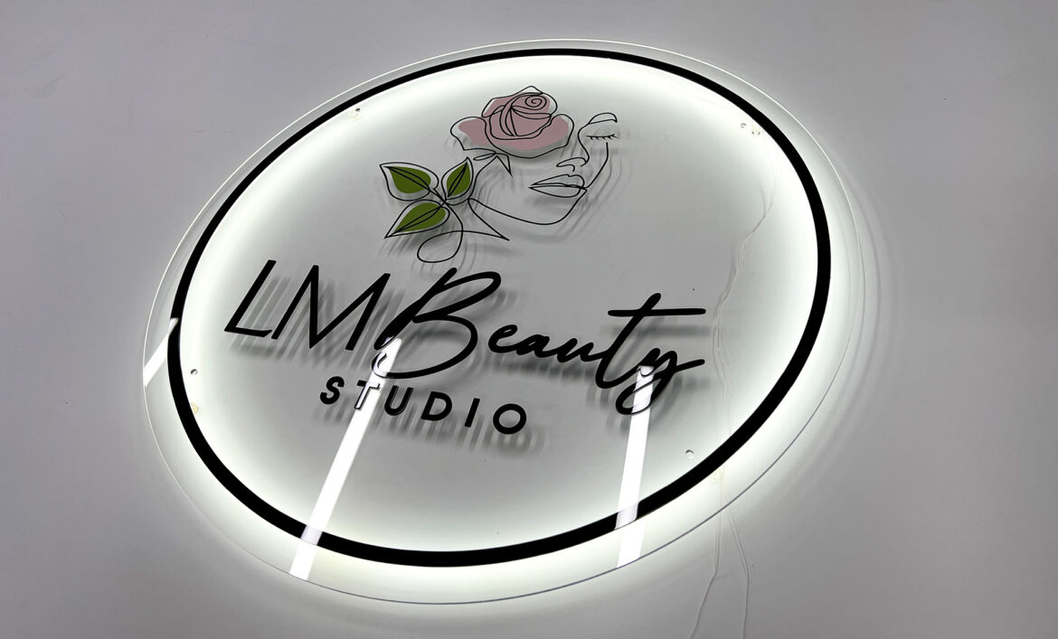 Неонові вивіски студії манікюру фото