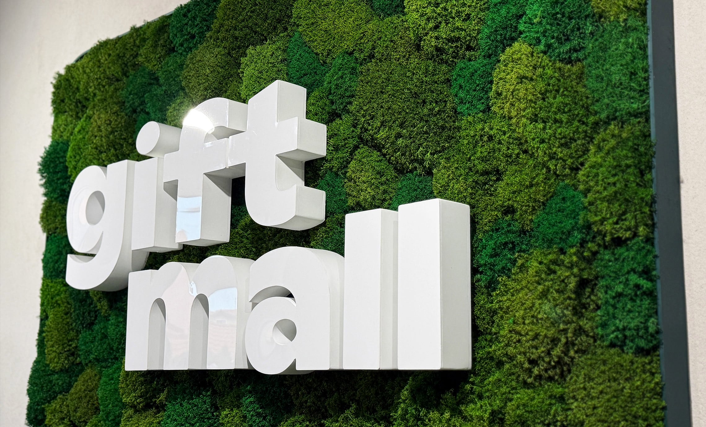 Об’ємні літери на панно з моху фото