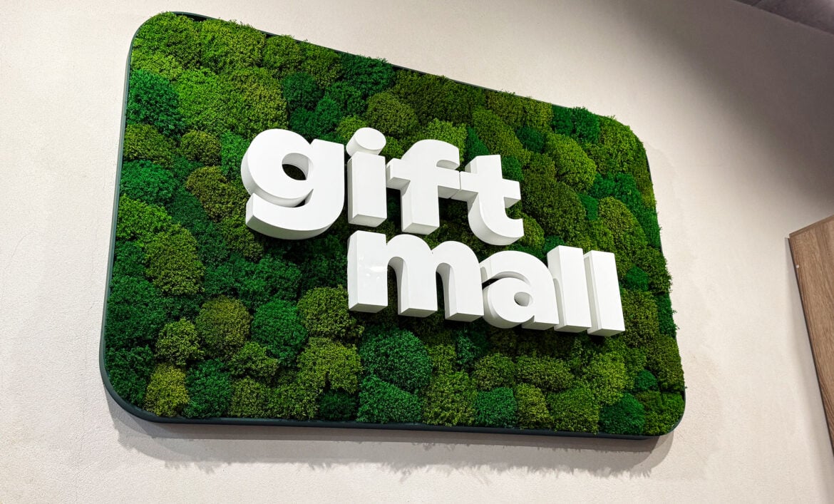 Об'ємний логотип з моху фото