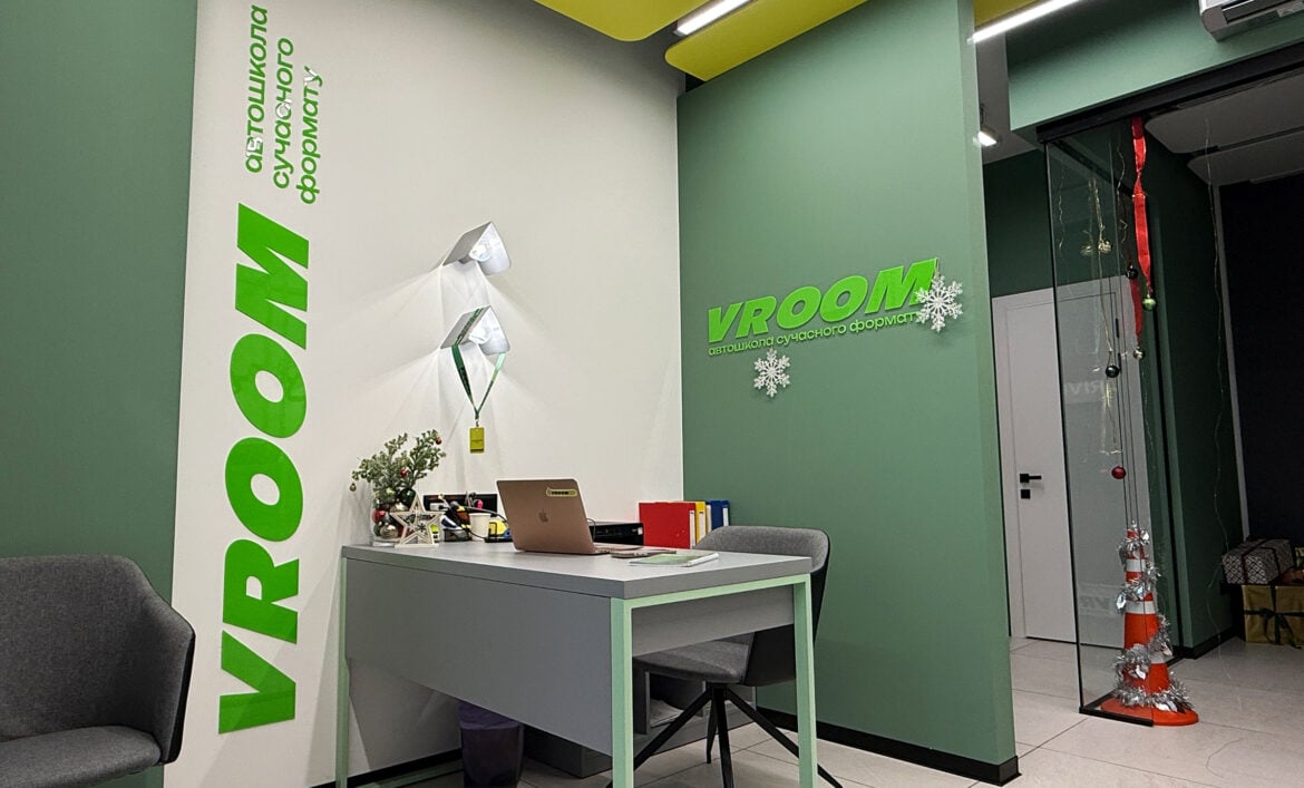 Плоский логотип из акрила на ресепшен фото