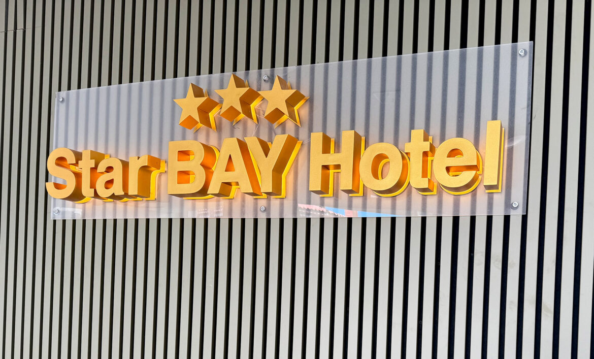 Световая вывеска отеля на ресепшн фото